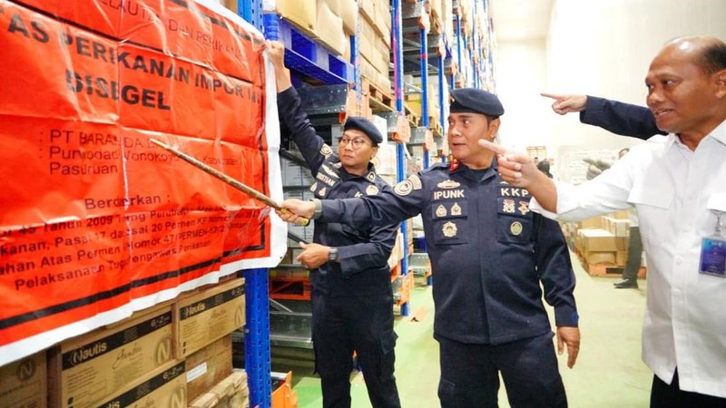 Kementerian Kelautan dan Perikanan (KKP) mengamankan sebanyak 1.048 ton udang impor yang diduga tidak sesuai peruntukan dan tersebar di sejumlah wilayah Jawa Timur. (Dok. Humas KKP)