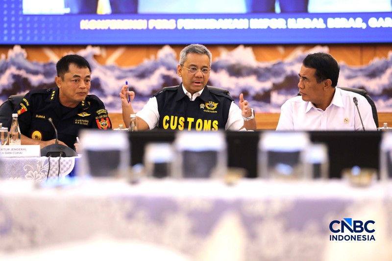 Direktur Jenderal Bea dan Cukai, Djaka Budhi Utama, Menteri Keuangan (Menkeu), Suahasil Nazara, dan Menteri Pertanian (Mentan), Andi Amran Sulaiman membongkar kontainer dalam Konferensi Pers Penindakan Impor Ilegal Beras, Garam, dan Balpres di Kantor Pusat Bea Cukai, Jakarta, Selasa (22/9/2026). (CNBC Indonesia/Tri Susilo)