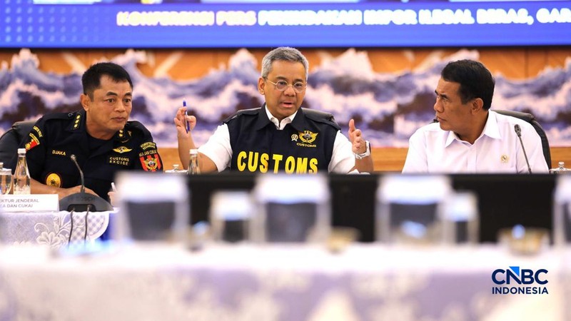 (Kiri-Kanan) Direktur Jenderal Bea dan Cukai, Djaka Budhi Utama, Menteri Keuangan (Menkeu), Suahasil Nazara, dan Menteri Pertanian (Mentan), Andi Amran Sulaiman dalam Konferensi Pers Penindakan Impor Ilegal Beras, Garam, dan Balpres di Kantor Pusat Bea Cukai, Jakarta, Selasa (22/9/2026).