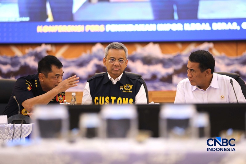 Menteri Keuangan (Menkeu), Suahasil Nazara dan Menteri Pertanian (Mentan), Andi Amran Sulaiman membongkar secara langsung barang bukti barang impor beras dalam Konferensi Pers Penindakan Impor Ilegal di Kantor Pusat Bea Cukai, Jakarta, Selasa (22/9/2026). (CNBC Indonesia/Tri Susilo)