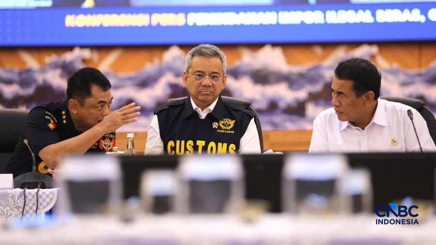(Kiri-Kanan) Direktur Jenderal Bea dan Cukai, Djaka Budhi Utama, Menteri Keuangan (Menkeu), Suahasil Nazara, dan Menteri Pertanian (Mentan), Andi Amran Sulaiman dalam Konferensi Pers Penindakan Impor Ilegal Beras, Garam, dan Balpres di Kantor Pusat Bea Cukai, Jakarta, Selasa (22/9/2026).