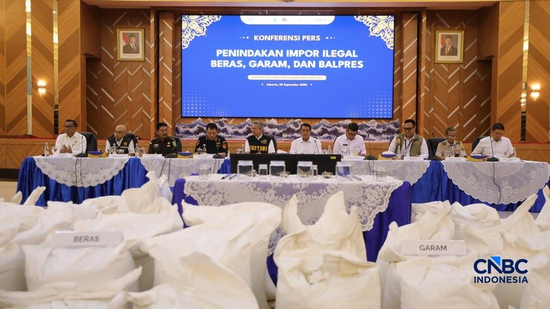 (Kiri-Kanan) Direktur Jenderal Bea dan Cukai, Djaka Budhi Utama, Menteri Keuangan (Menkeu), Suahasil Nazara, dan Menteri Pertanian (Mentan), Andi Amran Sulaiman dalam Konferensi Pers Penindakan Impor Ilegal Beras, Garam, dan Balpres di Kantor Pusat Bea Cukai, Jakarta, Selasa (22/9/2026).