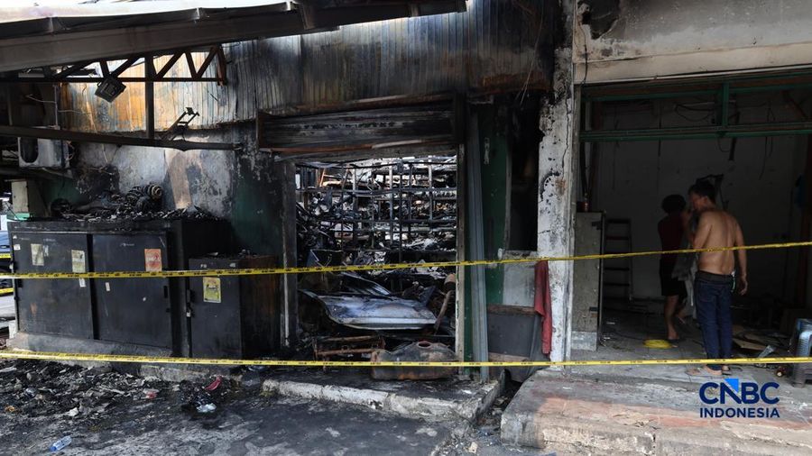 Kondisi bengkel dan toko onderdil mobil pascakebakaran yang melanda kios di Pasar Mobil Kemayoran, Jakarta, Selasa (22/9/2026). (CNBC Indonesia/Muhammad Sabki)