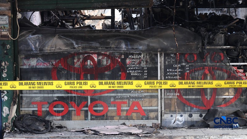 Kondisi bengkel dan toko onderdil mobil pascakebakaran yang melanda kios di Pasar Mobil Kemayoran, Jakarta, Selasa (22/9/2026). (CNBC Indonesia/Muhammad Sabki)