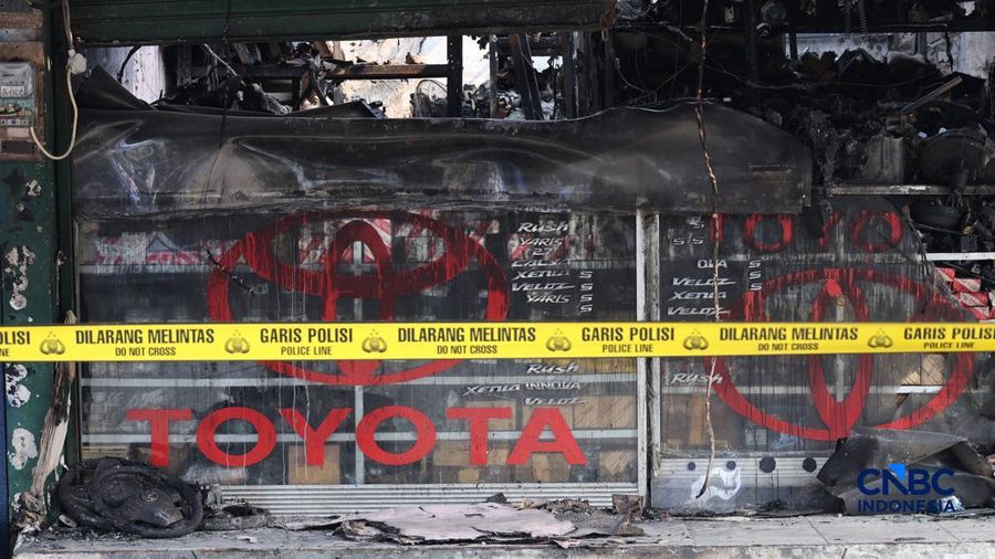 Kondisi bengkel dan toko onderdil mobil pascakebakaran yang melanda kios di Pasar Mobil Kemayoran, Jakarta, Selasa (22/9/2026). (CNBC Indonesia/Muhammad Sabki)