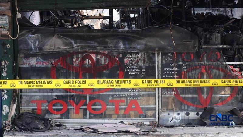 Kondisi bengkel dan toko onderdil mobil pascakebakaran yang melanda kios di Pasar Mobil Kemayoran, Jakarta, Selasa (22/9/2026). (CNBC Indonesia/Muhammad Sabki)