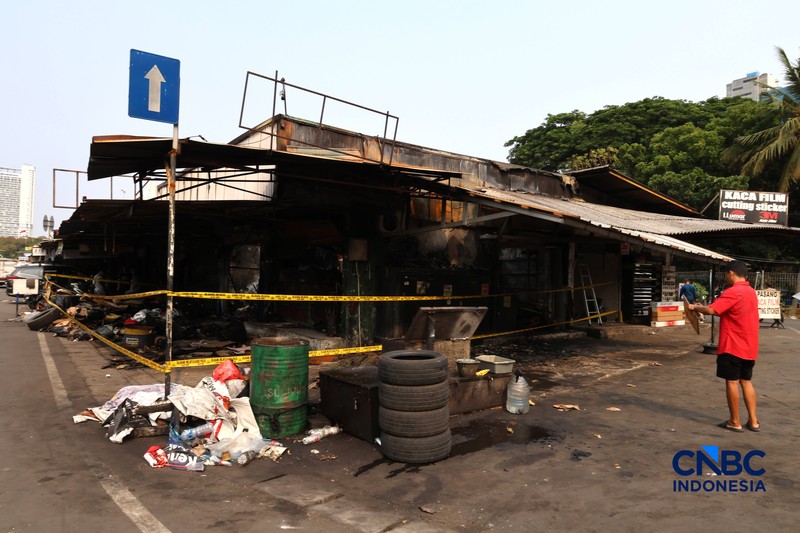 Kondisi bengkel dan toko onderdil mobil pascakebakaran yang melanda kios di Pasar Mobil Kemayoran, Jakarta, Selasa (22/9/2026). (CNBC Indonesia/Muhammad Sabki)