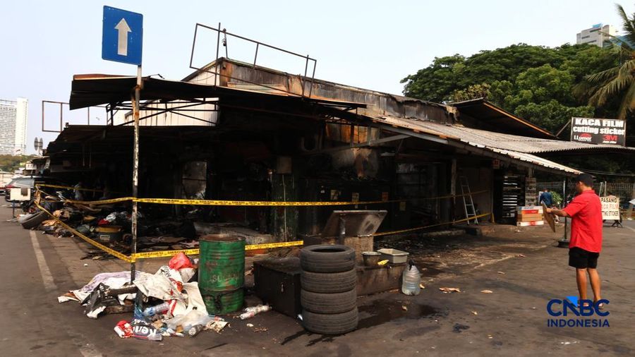 Kondisi bengkel dan toko onderdil mobil pascakebakaran yang melanda kios di Pasar Mobil Kemayoran, Jakarta, Selasa (22/9/2026). (CNBC Indonesia/Muhammad Sabki)