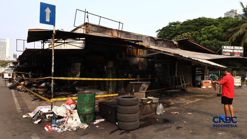 Kondisi bengkel dan toko onderdil mobil pascakebakaran yang melanda kios di Pasar Mobil Kemayoran, Jakarta, Selasa (22/9/2026). (CNBC Indonesia/Muhammad Sabki)