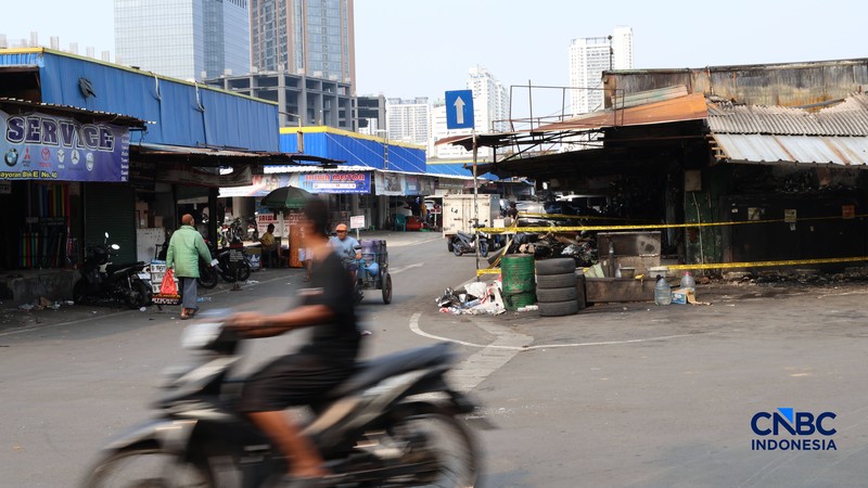 Kondisi bengkel dan toko onderdil mobil pascakebakaran yang melanda kios di Pasar Mobil Kemayoran, Jakarta, Selasa (22/9/2026). (CNBC Indonesia/Muhammad Sabki)