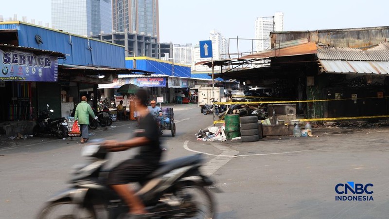 Kondisi bengkel dan toko onderdil mobil pascakebakaran yang melanda kios di Pasar Mobil Kemayoran, Jakarta, Selasa (22/9/2026). (CNBC Indonesia/Muhammad Sabki)