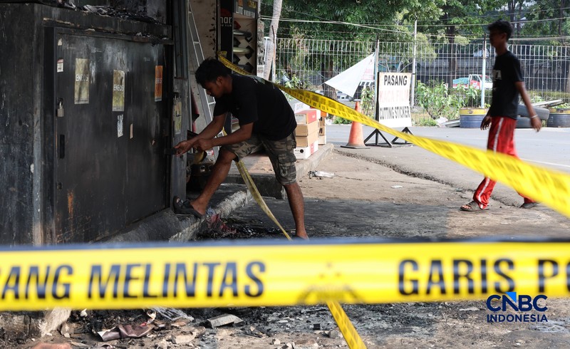 Kondisi bengkel dan toko onderdil mobil pascakebakaran yang melanda kios di Pasar Mobil Kemayoran, Jakarta, Selasa (22/9/2026). (CNBC Indonesia/Muhammad Sabki)