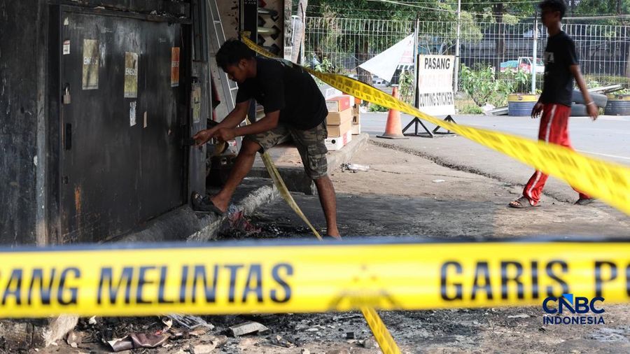 Kondisi bengkel dan toko onderdil mobil pascakebakaran yang melanda kios di Pasar Mobil Kemayoran, Jakarta, Selasa (22/9/2026). (CNBC Indonesia/Muhammad Sabki)