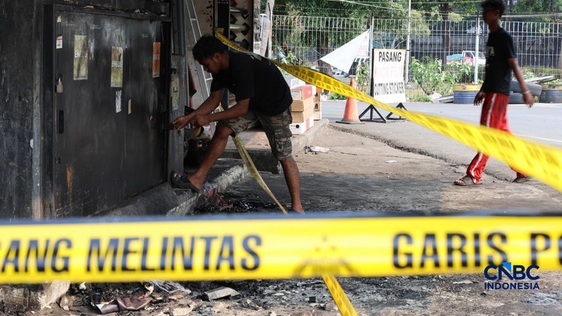 Kondisi bengkel dan toko onderdil mobil pascakebakaran yang melanda kios di Pasar Mobil Kemayoran, Jakarta, Selasa (22/9/2026). (CNBC Indonesia/Muhammad Sabki)