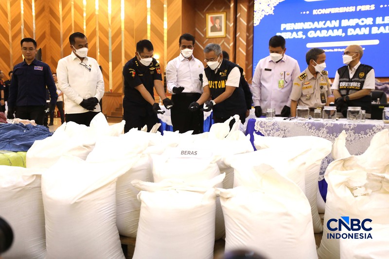 Direktur Jenderal Bea dan Cukai, Djaka Budhi Utama, Menteri Keuangan (Menkeu), Suahasil Nazara, dan Menteri Pertanian (Mentan), Andi Amran Sulaiman membongkar kontainer dalam Konferensi Pers Penindakan Impor Ilegal Beras, Garam, dan Balpres di Kantor Pusat Bea Cukai, Jakarta, Selasa (22/9/2026). (CNBC Indonesia/Tri Susilo)