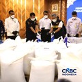 Menteri Keuangan (Menkeu), Suahasil Nazara dan Menteri Pertanian (Mentan), Andi Amran Sulaiman membongkar secara langsung barang bukti barang impor beras dalam Konferensi Pers Penindakan Impor Ilegal di Kantor Pusat Bea Cukai, Jakarta, Selasa (22/9/2