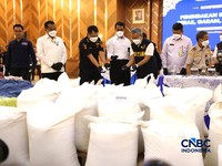Menteri Keuangan (Menkeu), Suahasil Nazara dan Menteri Pertanian (Mentan), Andi Amran Sulaiman membongkar secara langsung barang bukti barang impor beras dalam Konferensi Pers Penindakan Impor Ilegal di Kantor Pusat Bea Cukai, Jakarta, Selasa (22/9/2