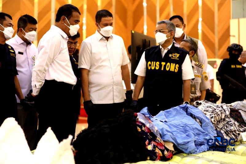 Direktur Jenderal Bea dan Cukai, Djaka Budhi Utama, Menteri Keuangan (Menkeu), Suahasil Nazara, dan Menteri Pertanian (Mentan), Andi Amran Sulaiman membongkar kontainer dalam Konferensi Pers Penindakan Impor Ilegal Beras, Garam, dan Balpres di Kantor Pusat Bea Cukai, Jakarta, Selasa (22/9/2026). (CNBC Indonesia/Tri Susilo)