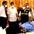 Menteri Keuangan (Menkeu), Suahasil Nazara dan Menteri Pertanian (Mentan), Andi Amran Sulaiman membongkar secara langsung barang bukti barang impor balpres atau pakaian bekas dalam Konferensi Pers Penindakan Impor Ilegal di Kantor Pusat Bea Cukai, Ja