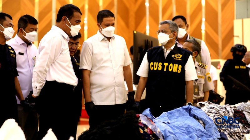 Menteri Keuangan (Menkeu), Suahasil Nazara dan Menteri Pertanian (Mentan), Andi Amran Sulaiman membongkar secara langsung barang bukti barang impor balpres atau pakaian bekas dalam Konferensi Pers Penindakan Impor Ilegal di Kantor Pusat Bea Cukai, Jakarta, Selasa (22/9/2026).