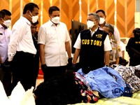 Menteri Keuangan (Menkeu), Suahasil Nazara dan Menteri Pertanian (Mentan), Andi Amran Sulaiman membongkar secara langsung barang bukti barang impor balpres atau pakaian bekas dalam Konferensi Pers Penindakan Impor Ilegal di Kantor Pusat Bea Cukai, Ja