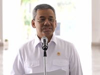 Menteri Keuangan Suahasil Nazara menyampaikan keterangan pers terkait pelunasan hutang BLBL di Istana Merdeka, Jakarta, Selasa (22/9/2026). (YouTube/Sekretariat Presiden)