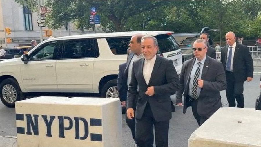Menteri Luar Negeri Iran Abbas Araqchi tiba untuk menghadiri Sidang Majelis Umum PBB ke-81 di New York City, AS, dari gambar yang dirilis Selasa (22/9/2026). (Araqchi Telegram Channel/Handout via REUTERS)