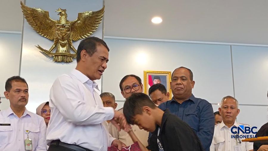 Menteri Pertanian (Mentan) Amran Sulaiman saat penyerahan beasiswa di kantornya, Jakarta, Selasa (22/9/2026). (CNBC Indonesia/Martyasari Rizky)