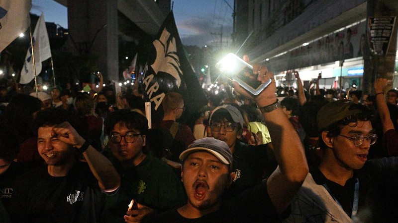 Para pengunjuk rasa meneriakkan slogan dalam unjuk rasa memperingati 54 tahun deklarasi Darurat Militer, di dekat Istana Malacanang, Manila, Filipina, 21 September 2026.