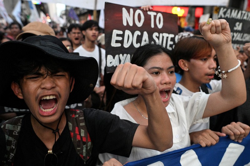 Para pengunjuk rasa berpawai untuk memperingati peringatan ke-54 deklarasi Darurat Militer di dekat Istana Malacanang, Manila, Filipina, pada 21 September 2026. (REUTERS/Noel Celis)