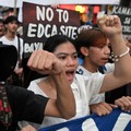 Para pengunjuk rasa meneriakkan slogan dalam unjuk rasa memperingati 54 tahun deklarasi Darurat Militer, di dekat Istana Malacanang, Manila, Filipina, 21 September 2026. (REUTERS/Noel Celis)