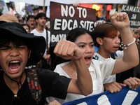 Para pengunjuk rasa meneriakkan slogan dalam unjuk rasa memperingati 54 tahun deklarasi Darurat Militer, di dekat Istana Malacanang, Manila, Filipina, 21 September 2026. (REUTERS/Noel Celis)