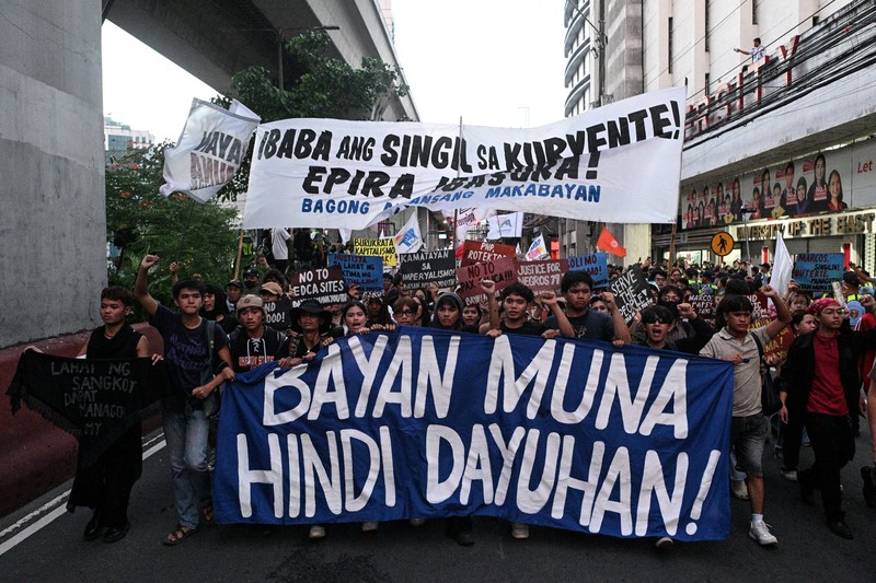 Para pengunjuk rasa berpawai untuk memperingati peringatan ke-54 deklarasi Darurat Militer di dekat Istana Malacanang, Manila, Filipina, pada 21 September 2026. (REUTERS/Noel Celis)