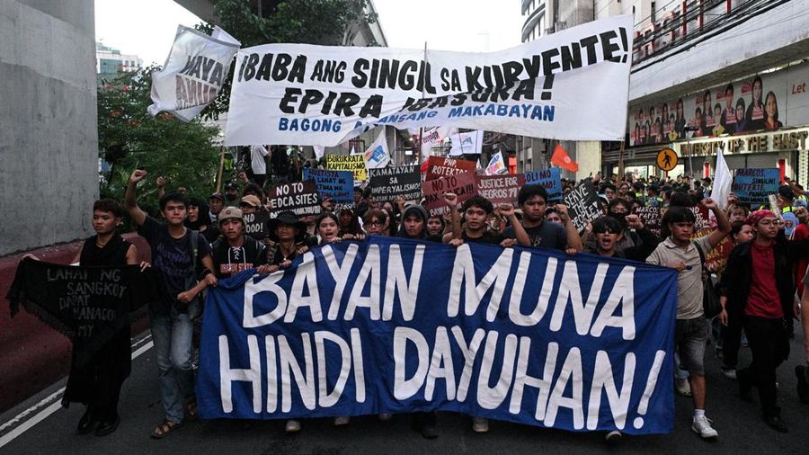 Para pengunjuk rasa meneriakkan yel-yel dalam unjuk rasa memperingati 54 tahun deklarasi Darurat Militer saat mereka berpawai di dekat Istana Malacanang di Manila, Filipina, pada 21 September 2026.