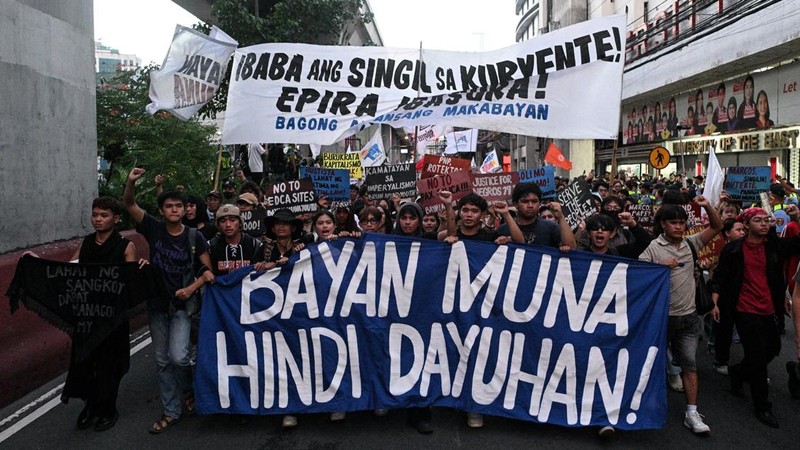 Para pengunjuk rasa meneriakkan yel-yel dalam unjuk rasa memperingati 54 tahun deklarasi Darurat Militer saat mereka berpawai di dekat Istana Malacanang di Manila, Filipina, pada 21 September 2026.