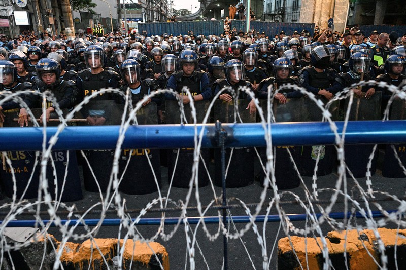 Para pengunjuk rasa berpawai untuk memperingati peringatan ke-54 deklarasi Darurat Militer di dekat Istana Malacanang, Manila, Filipina, pada 21 September 2026. (REUTERS/Noel Celis)