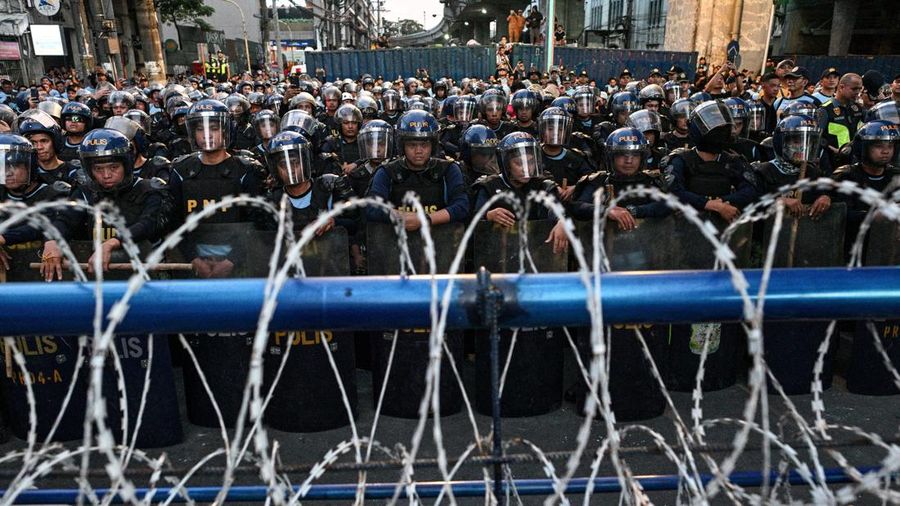 Pasukan antihuru-hara berjaga saat unjuk rasa memperingati 54 tahun deklarasi Darurat Militer di dekat Istana Malacanang, Manila, Filipina, 21 September 2026.