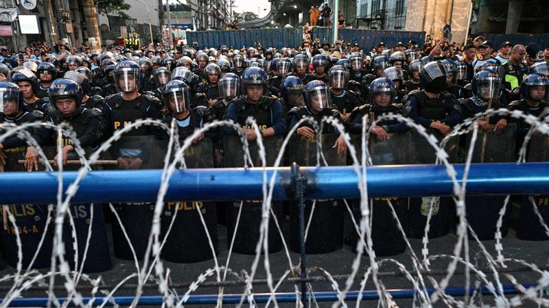 Pasukan antihuru-hara berjaga saat unjuk rasa memperingati 54 tahun deklarasi Darurat Militer di dekat Istana Malacanang, Manila, Filipina, 21 September 2026.