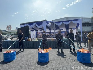 TNI AL Gagalkan Pengiriman 1,4 Juta Rokok Ilegal-9 Ton Pupuk Subsidi