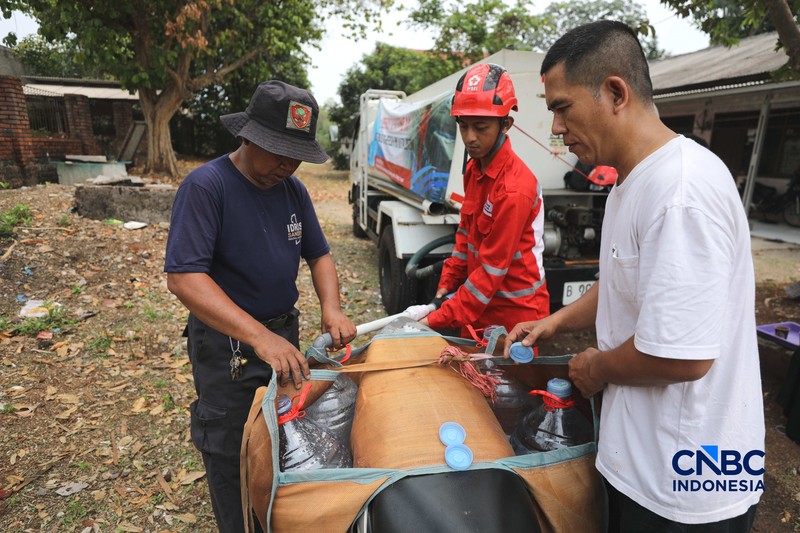 Penyaluran air bersih kepada warga yang terdampak kekeringan di Kelurahan Duren Mekar, Depok, Jawa Barat, Selasa (21/9/2026). (CNBC Indonesia/Tri Susilo)