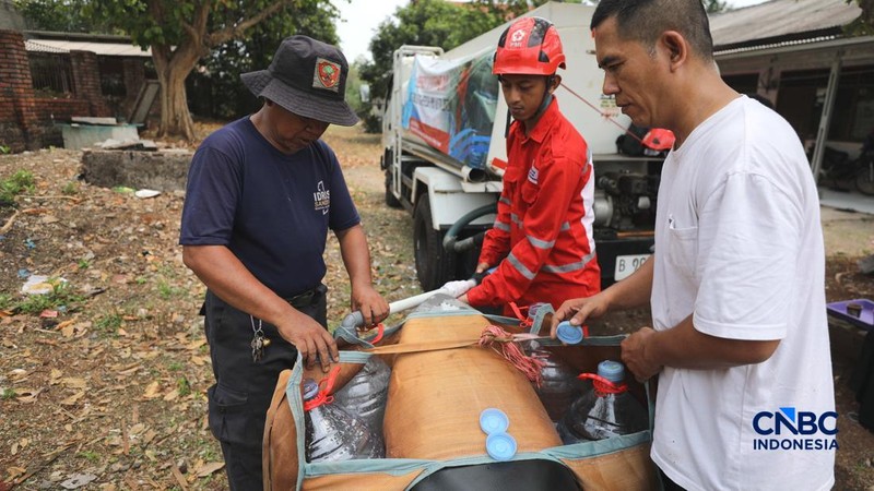 Penyaluran air bersih kepada warga yang terdampak kekeringan di Kelurahan Duren Mekar, Depok, Jawa Barat, Selasa (21/9/2026). (CNBC Indonesia/Tri Susilo)