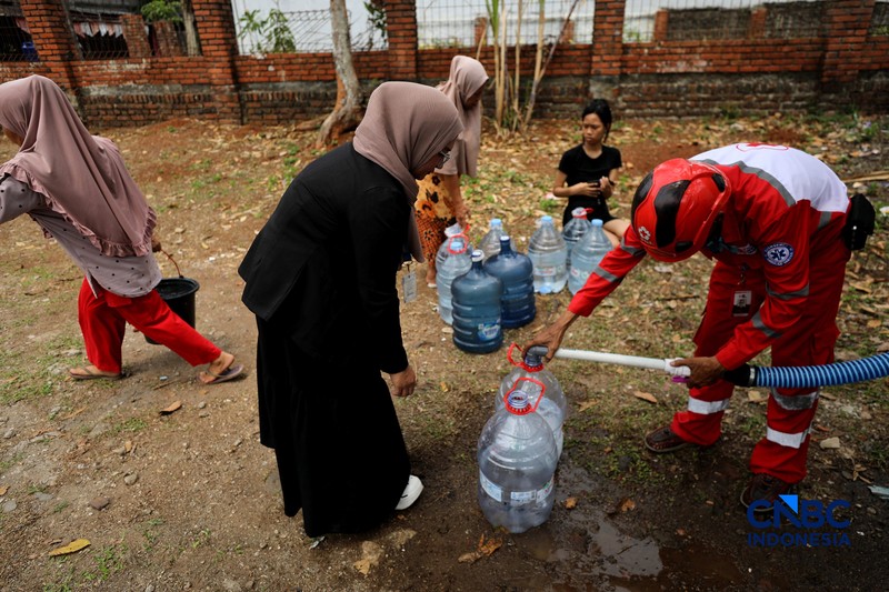 Penyaluran air bersih kepada warga yang terdampak kekeringan di Kelurahan Duren Mekar, Depok, Jawa Barat, Selasa (21/9/2026). (CNBC Indonesia/Tri Susilo)