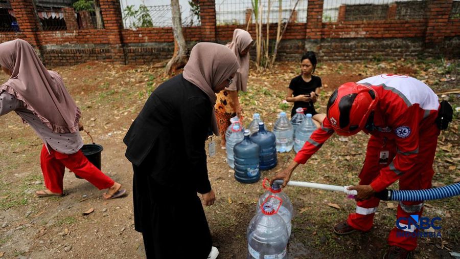 Penyaluran air bersih kepada warga yang terdampak kekeringan di Kelurahan Duren Mekar, Depok, Jawa Barat, Selasa (21/9/2026). (CNBC Indonesia/Tri Susilo)