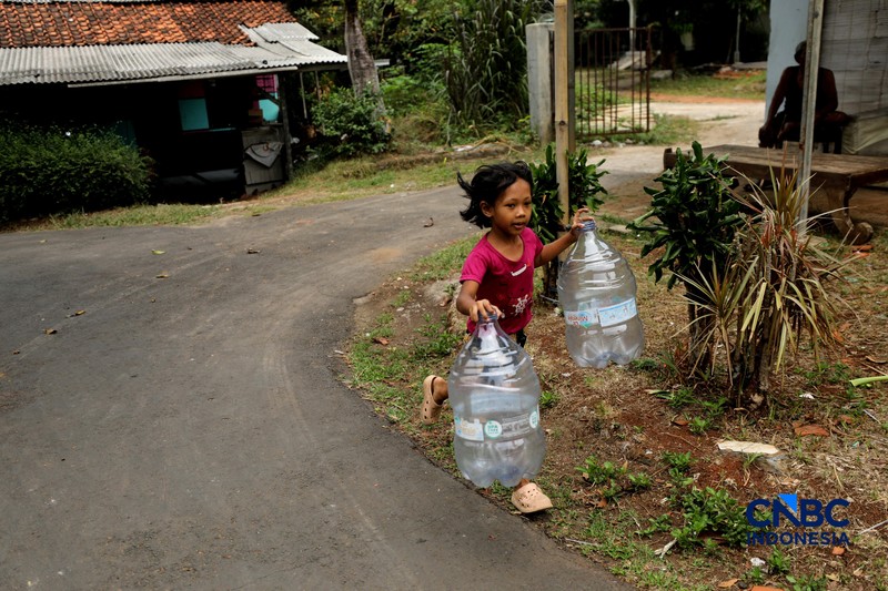 Penyaluran air bersih kepada warga yang terdampak kekeringan di Kelurahan Duren Mekar, Depok, Jawa Barat, Selasa (21/9/2026). (CNBC Indonesia/Tri Susilo)