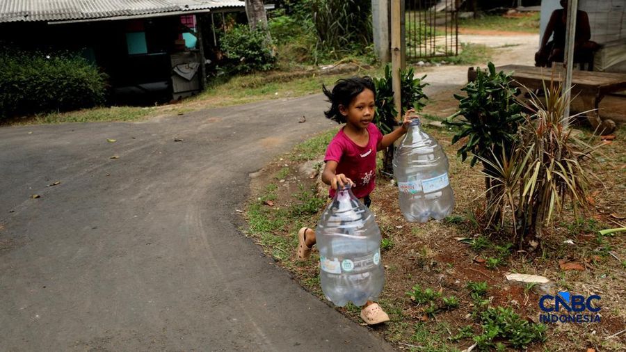 Penyaluran air bersih kepada warga yang terdampak kekeringan di Kelurahan Duren Mekar, Depok, Jawa Barat, Selasa (21/9/2026). (CNBC Indonesia/Tri Susilo)