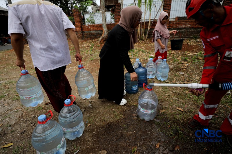 Penyaluran air bersih kepada warga yang terdampak kekeringan di Kelurahan Duren Mekar, Depok, Jawa Barat, Selasa (21/9/2026). (CNBC Indonesia/Tri Susilo)