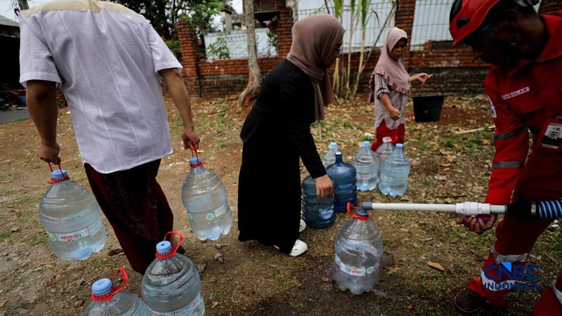 Penyaluran air bersih kepada warga yang terdampak kekeringan di Kelurahan Duren Mekar, Depok, Jawa Barat, Selasa (21/9/2026). (CNBC Indonesia/Tri Susilo)