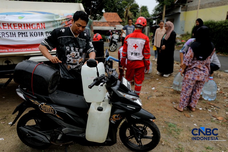 Penyaluran air bersih kepada warga yang terdampak kekeringan di Kelurahan Duren Mekar, Depok, Jawa Barat, Selasa (21/9/2026). (CNBC Indonesia/Tri Susilo)