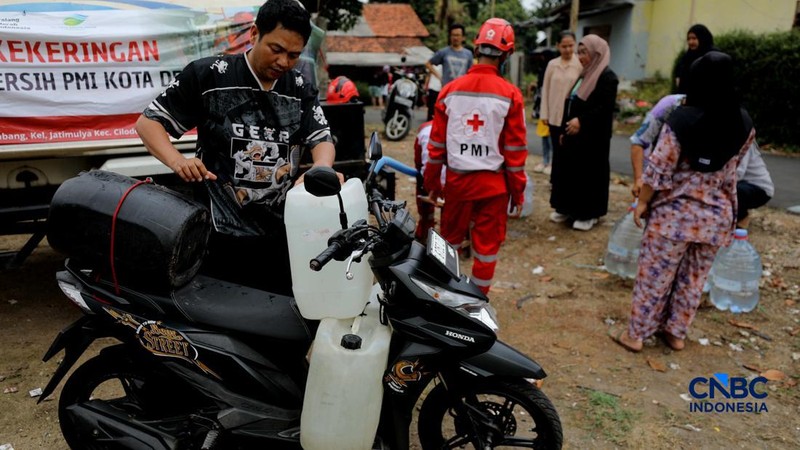 Penyaluran air bersih kepada warga yang terdampak kekeringan di Kelurahan Duren Mekar, Depok, Jawa Barat, Selasa (21/9/2026). (CNBC Indonesia/Tri Susilo)