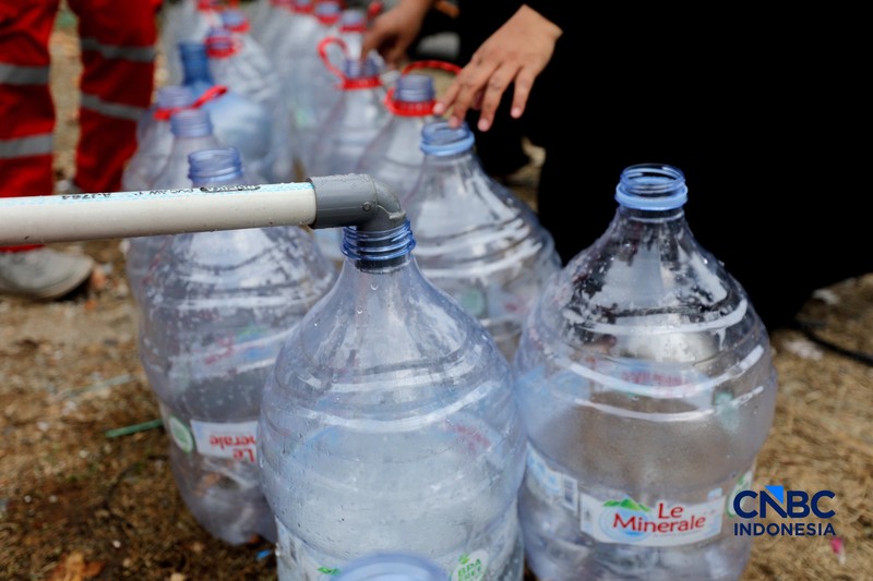 Penyaluran air bersih kepada warga yang terdampak kekeringan di Kelurahan Duren Mekar, Depok, Jawa Barat, Selasa (21/9/2026). (CNBC Indonesia/Tri Susilo)